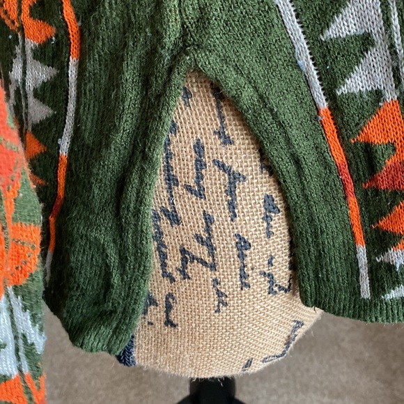 Green Aztec Designed Sweater - Picture 5 of 7